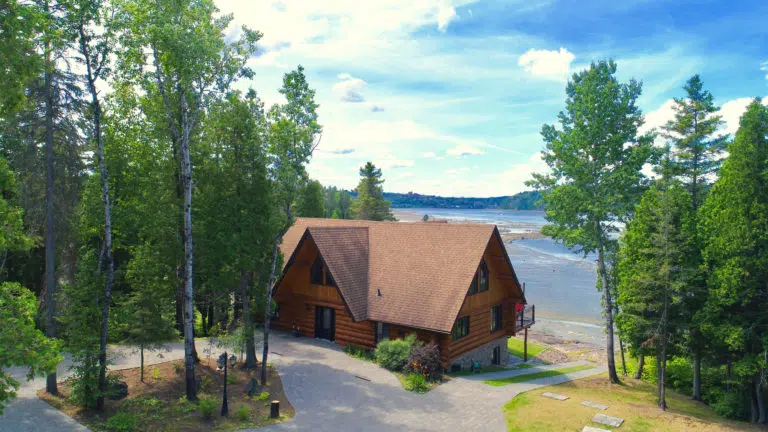 Maison en bois rond (devant)